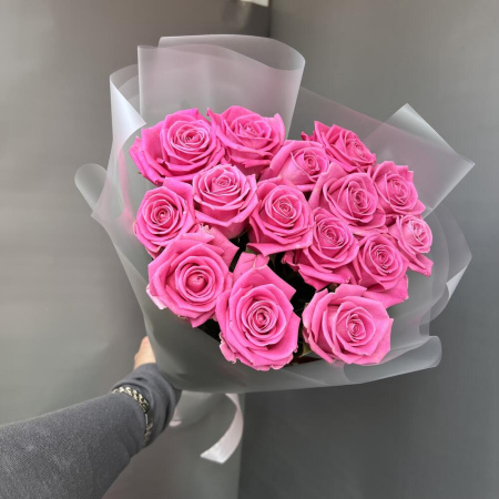 15 розовых роз