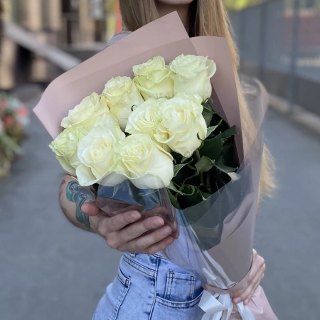 9 белых роз 60 см